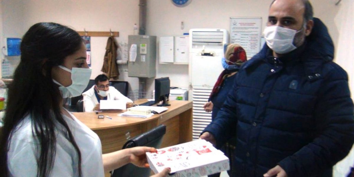 Gaziantep’te acil doktoru kendisini tehdit eden hastasıyla sağlık personeline pizza ısmarlaması karşılığında uzlaştı