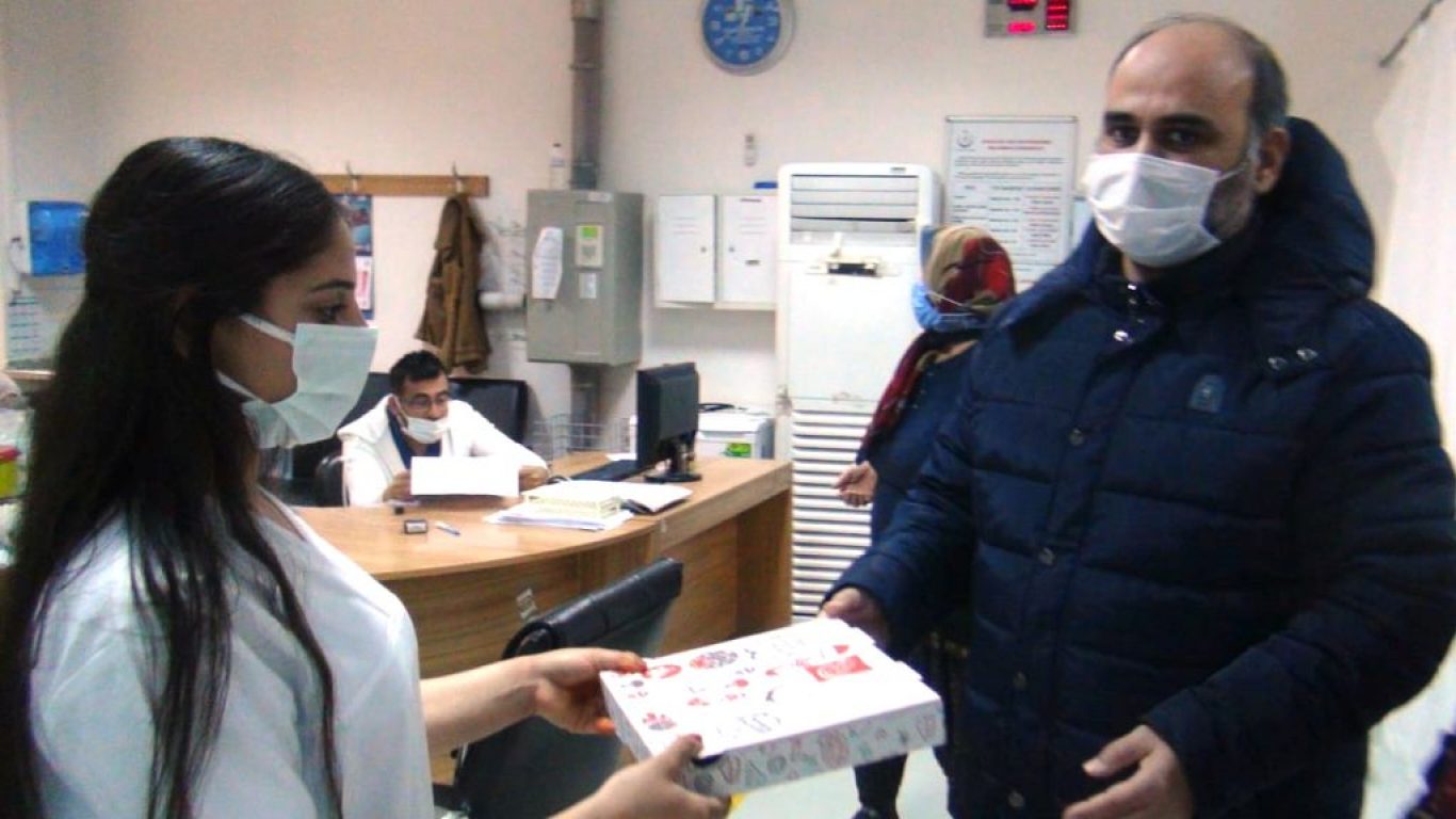 Gaziantep'te acil doktoru kendisini tehdit eden hastasıyla sağlık personeline pizza ısmarlaması karşılığında uzlaştı