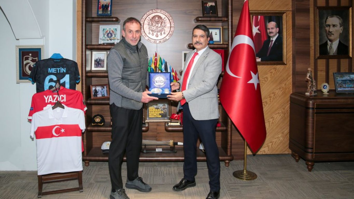 Trabzonspor Teknik Direktörü Avcı'dan Trabzon İl Emniyet Müdürlüğüne ziyaret