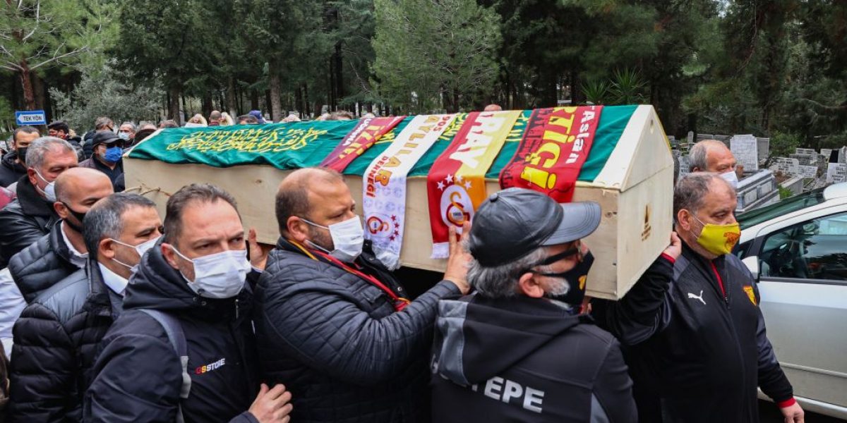 Galatasaray’ın unutulmaz futbolcusu Erhan Önal, İzmir’de toprağa verildi