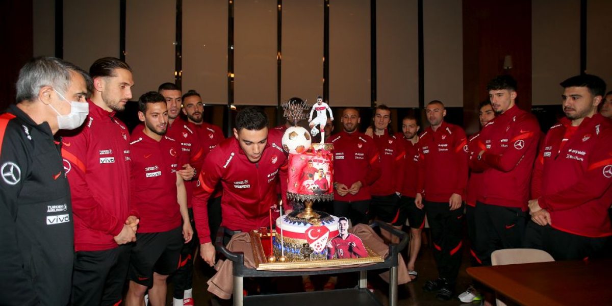 Ozan Kabak’ın doğum günü milli takım kampında kutlandı