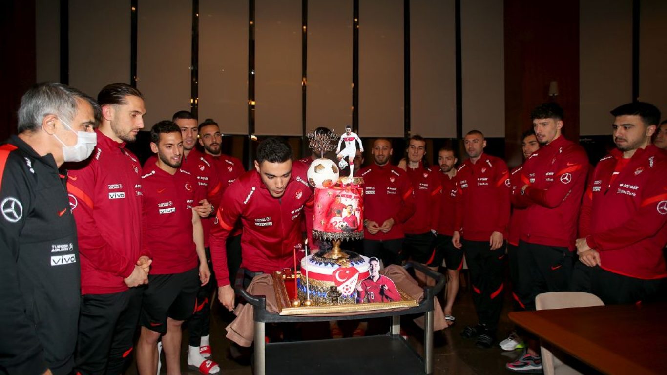Ozan Kabak'ın doğum günü milli takım kampında kutlandı