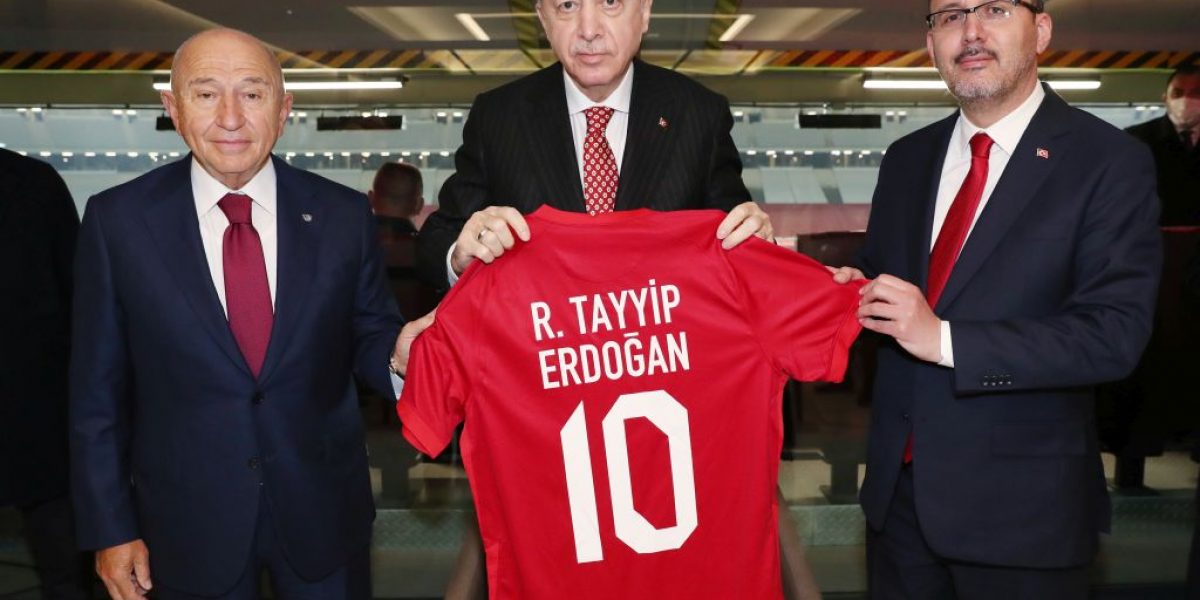 Cumhurbaşkanı Erdoğan, A Milli Futbol Takımı’nı Letonya maçında yalnız bırakmadı
