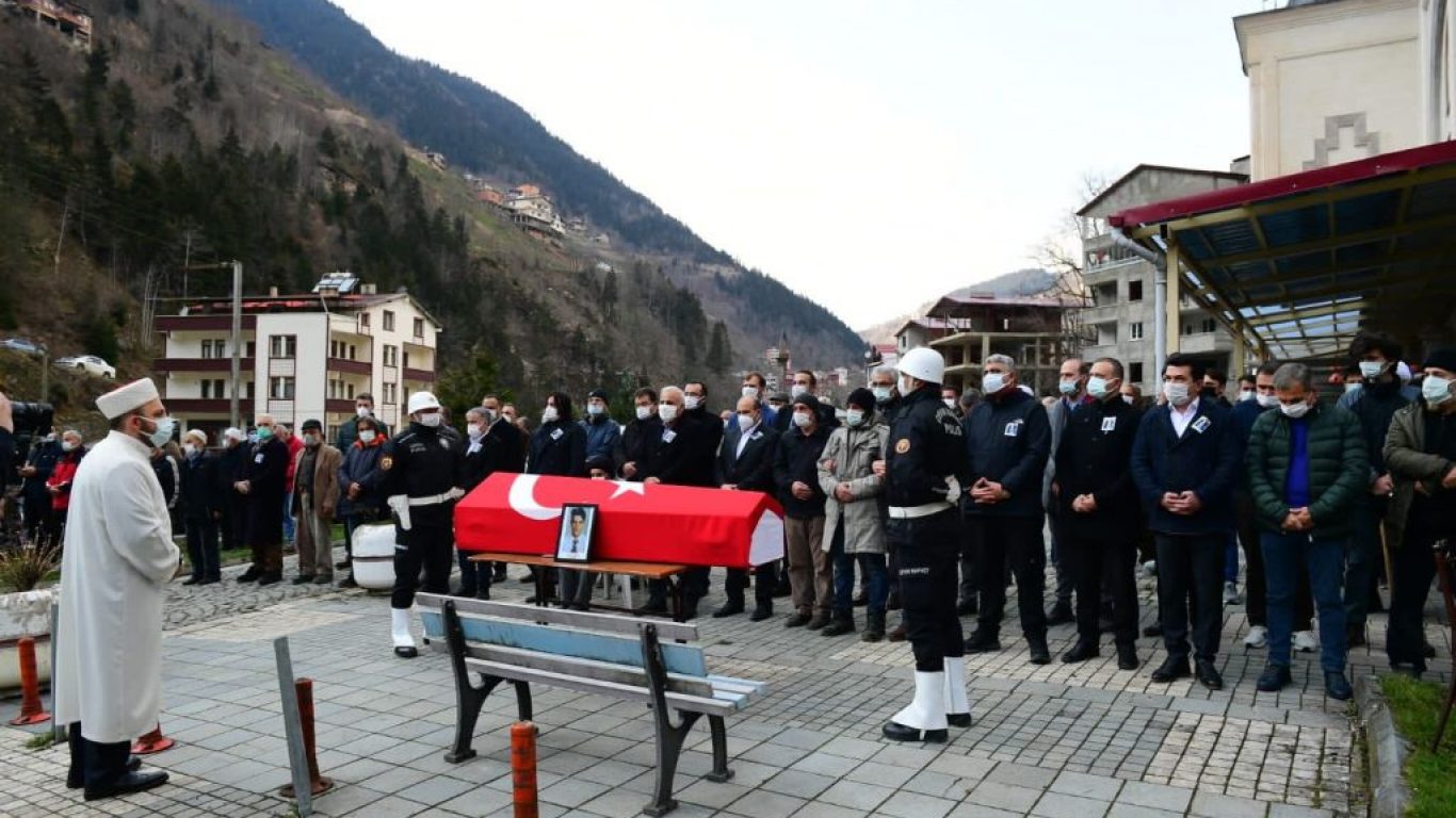 Aydın'da ölü bulunan Kaymakam Yılmaz Kurt'un cenazesi, Trabzon'da toprağa verildi
