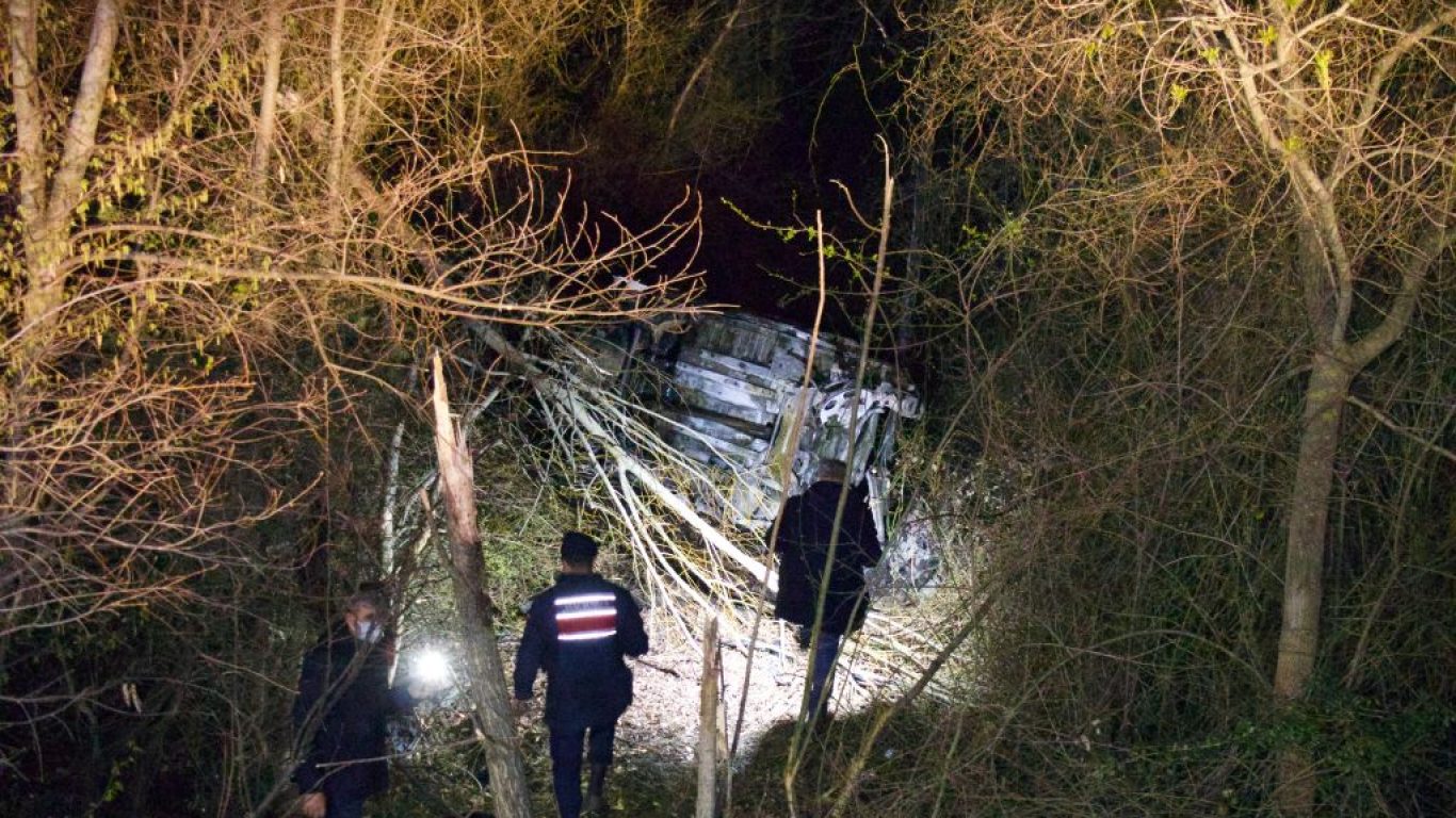 Samsun'da şarampole devrilerek alev alan uyuşturucu yüklü otomobilde bir kişi yaşamını yitirdi