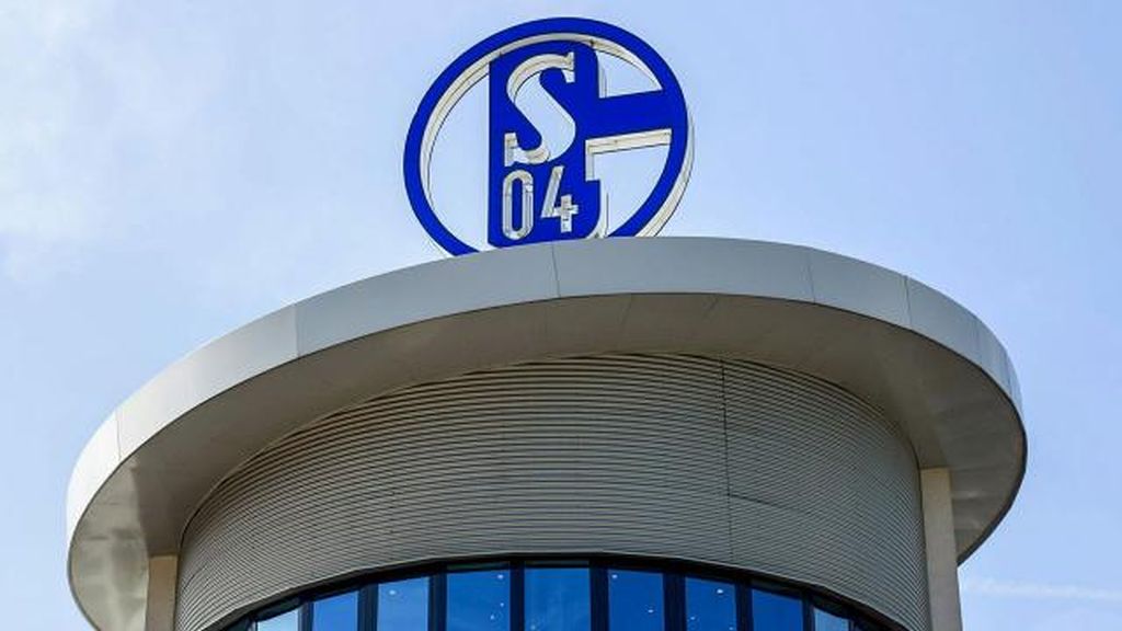 Küme düşen Schalke 04’ün taraftarları takım otobüsüne saldırdı
