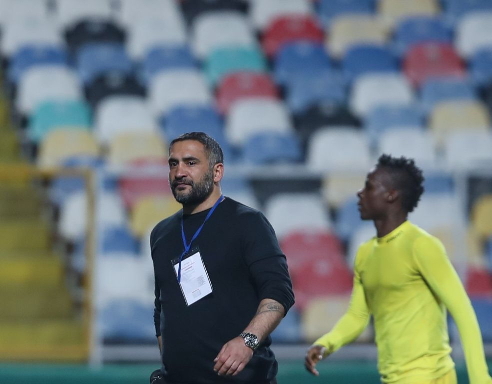 Menemenspor’da teknik direktör Ümit Karan ve 1 futbolcunun Kovid-19 testi pozitif çıktı