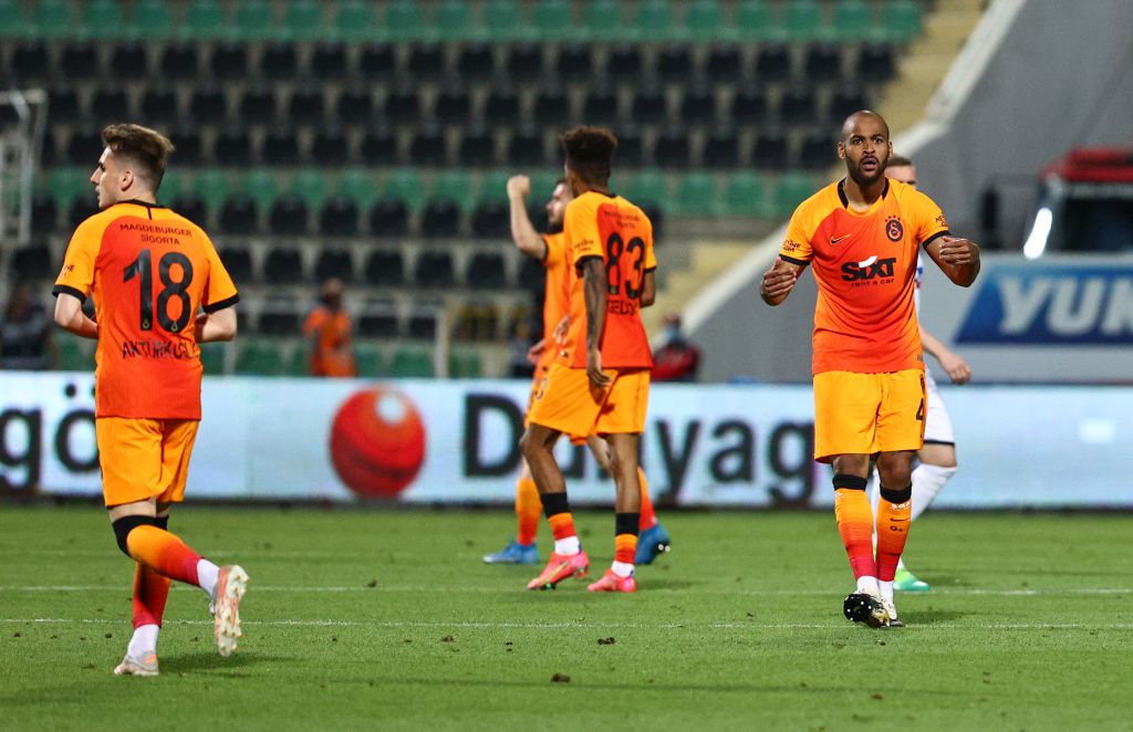 Galatasaray, şampiyonluk şansını son haftaya taşıdı