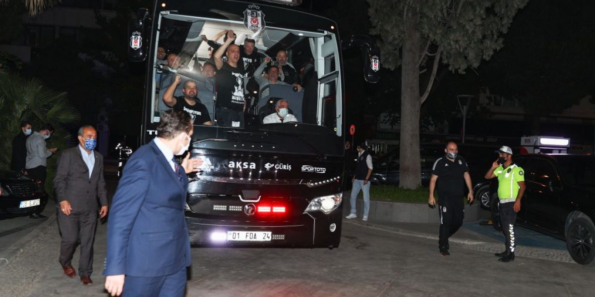 İzmir’de Beşiktaş taraftarları şampiyonluğu kutladı