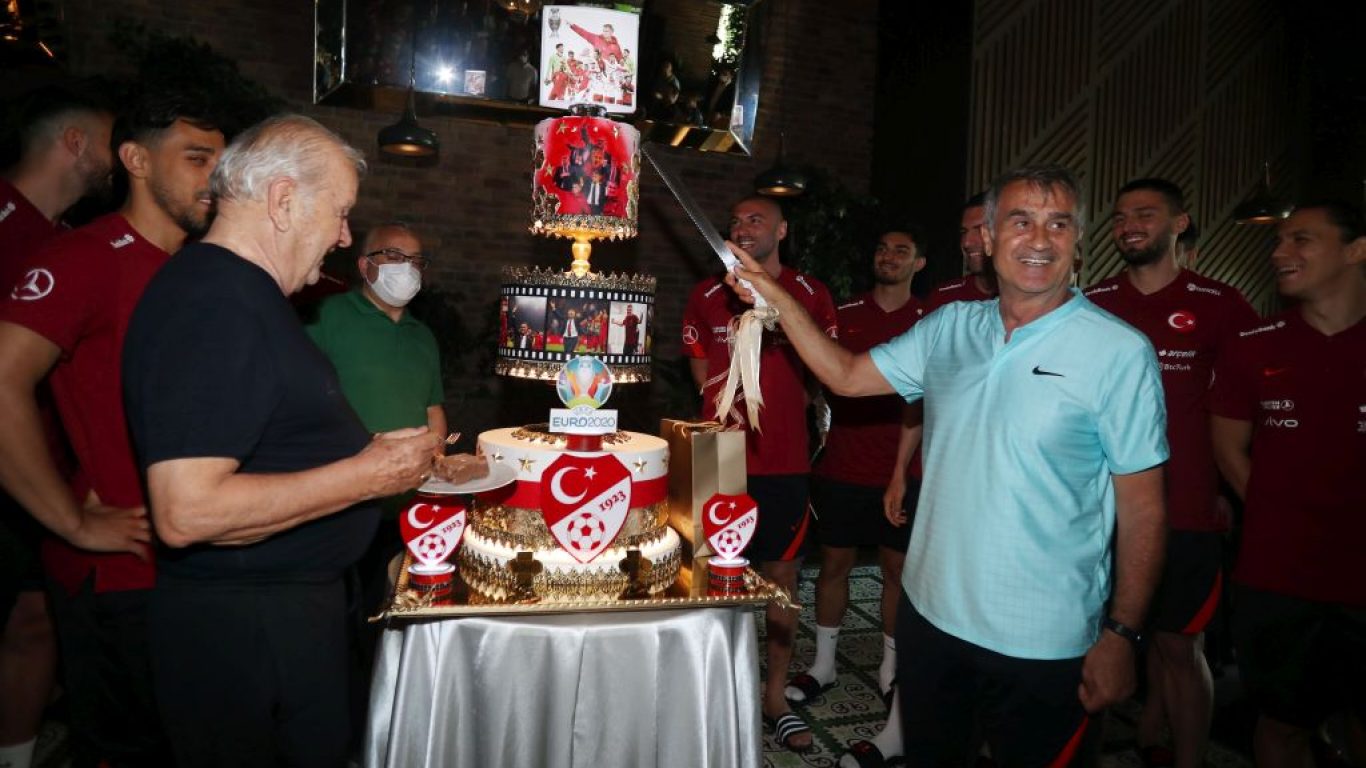 A Milli Futbol Takımı'nda Şenol Güneş'e doğum günü kutlaması