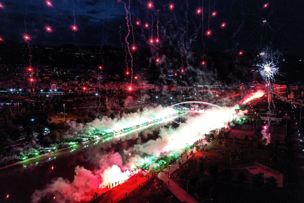 Bursaspor’un 58. kuruluş yıl dönümünü binlerce taraftar meşalelerle kutladı