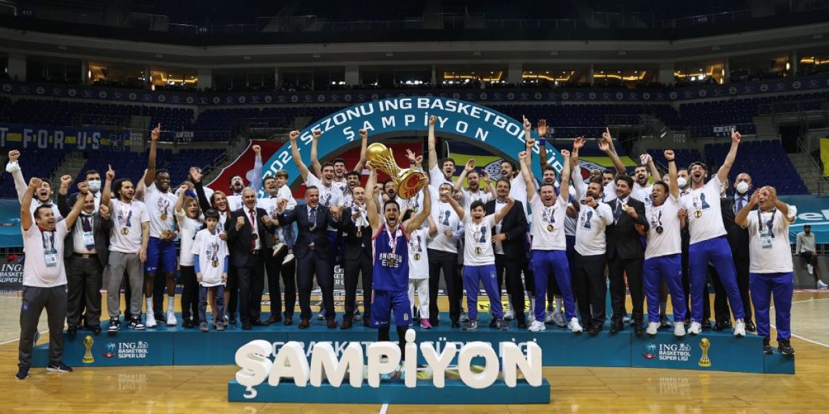 Basketbol Süper Ligi’nde şampiyon Anadolu Efes, kupasını aldı