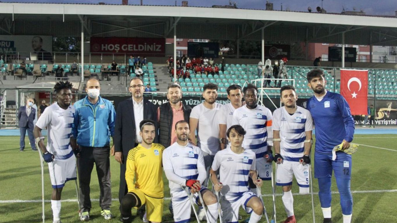 Gençlik ve Spor Bakanı Mehmet Muharrem Kasapoğlu, Ampute Futbol Süper Ligi maçını izledi