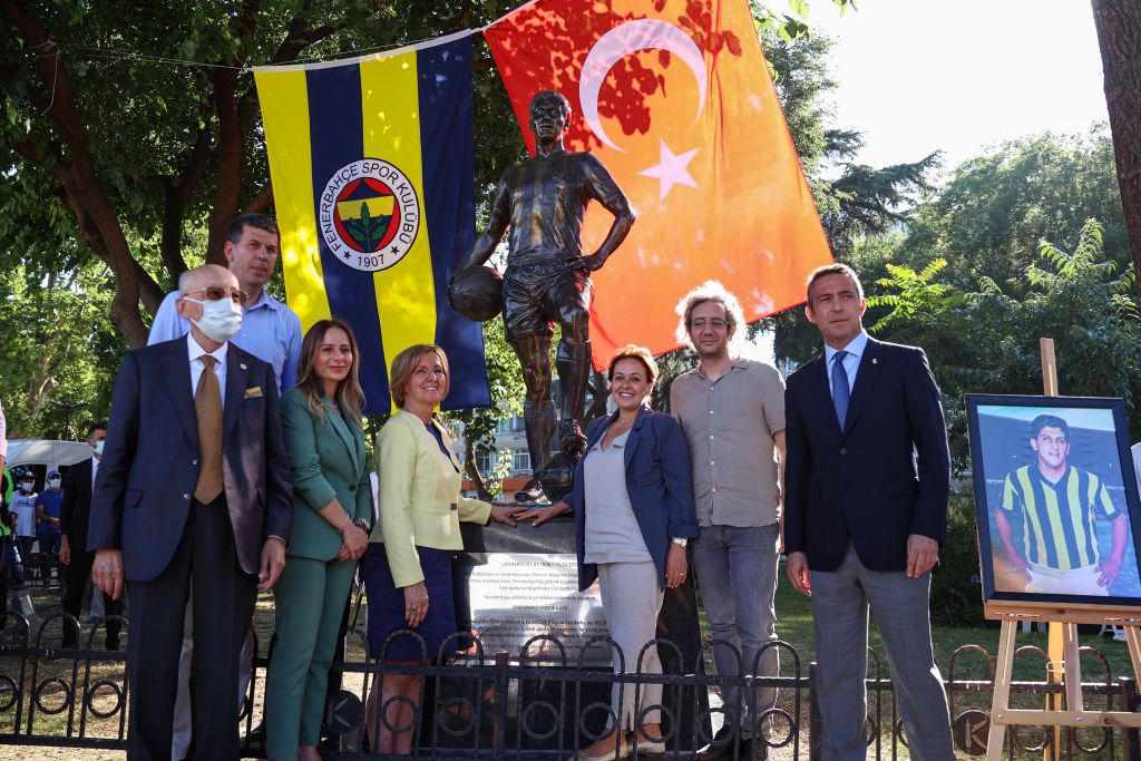 Fenerbahçe ve Türk sporunun efsane isimlerinden Can Bartu’nun heykelinin açılışı yapıldı