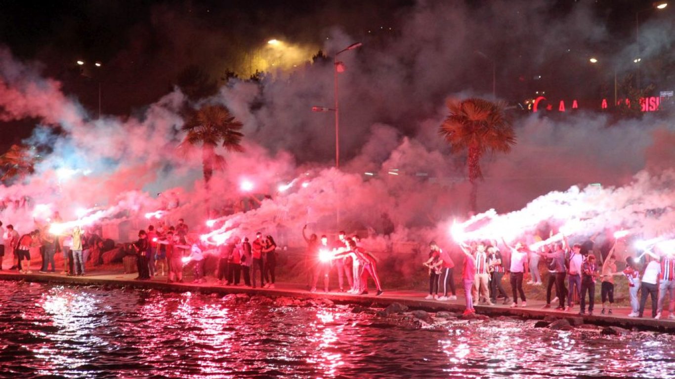Samsunspor'un 56'ıncı yıl dönümünü taraftaralar meşale gösterisi ile kutladı