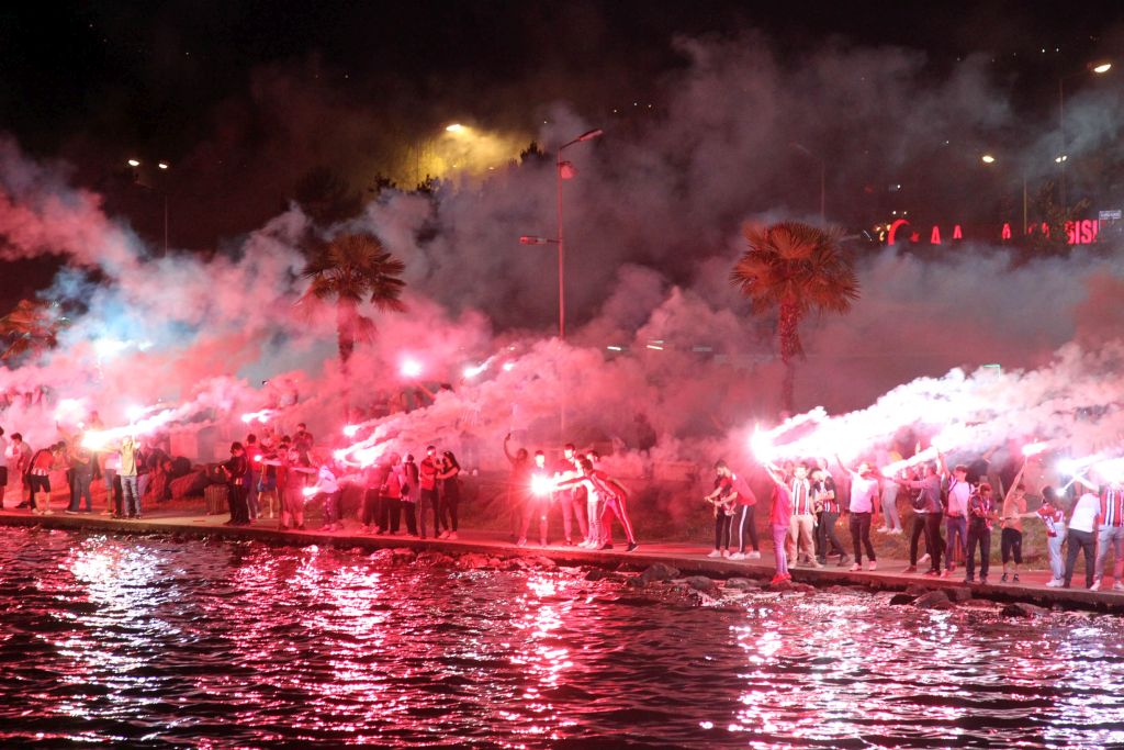 Samsunspor’un 56’ıncı kuruluş yıl dönümünü taraftarlar meşale gösterisi ile kutladı