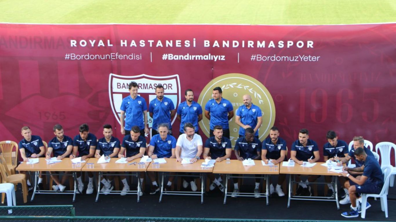 Bandırmaspor, yeni transferleri için imza töreni düzenledi