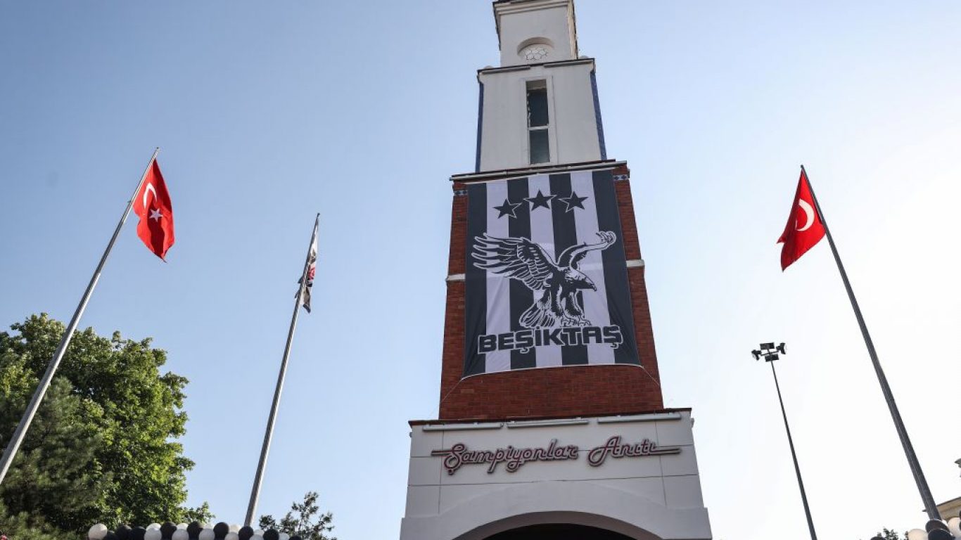 Süper Lig'de 2020-2021 sezonu şampiyonu Beşiktaş'ın bayrağı, Büyükçekmece'deki Şampiyonlar Anıtı'na çekildi