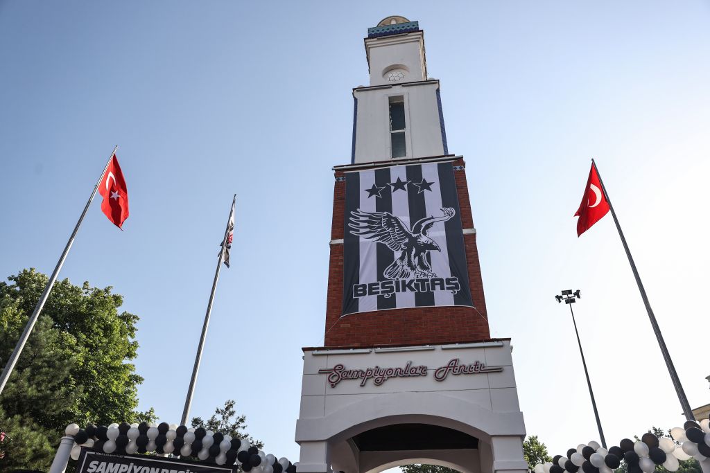 Süper Lig’de 2020-2021 sezonu şampiyonu Beşiktaş’ın bayrağı, Büyükçekmece’deki Şampiyonlar Anıtı’na çekildi