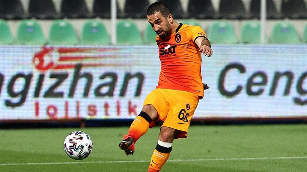 Galatasaray, deneyimli futbolcusu Arda Turan ile bir yıllık yeni sözleşme imzaladı