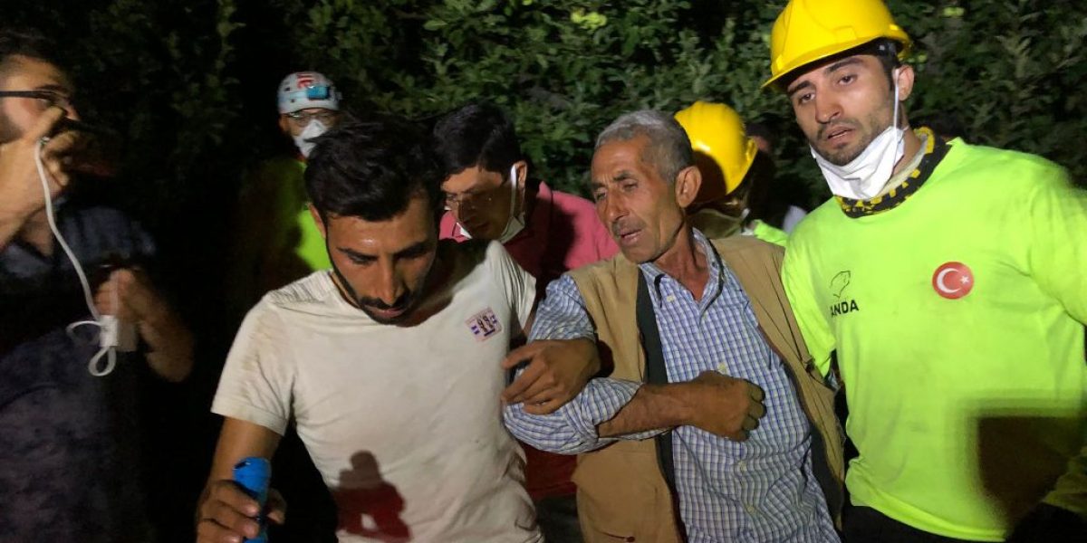 Aydın’daki orman yangınında evinde mahsur kalan kişi kurtarıldı