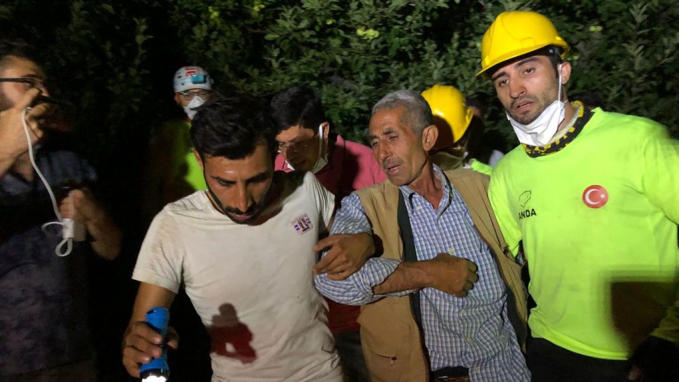 Aydın'daki orman yangınında evinde mahsur kalan kişi kurtarıldı