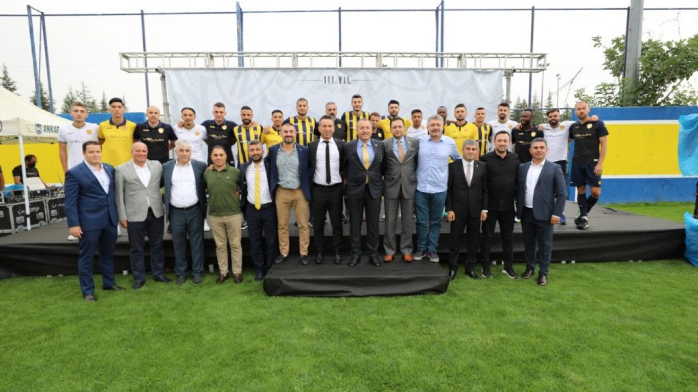 MKE Ankaragücü'nde yeni transferler için imza töreni düzenlendi