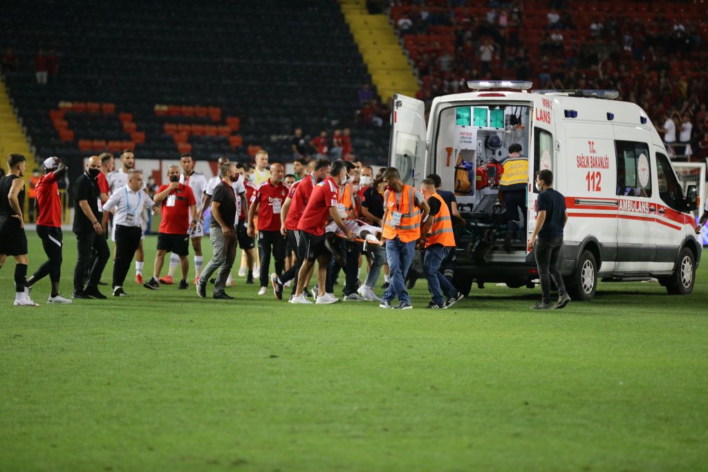 Maçta fenalaşan Beşiktaşlı futbolcu N’Sakala, hastaneye kaldırıldı