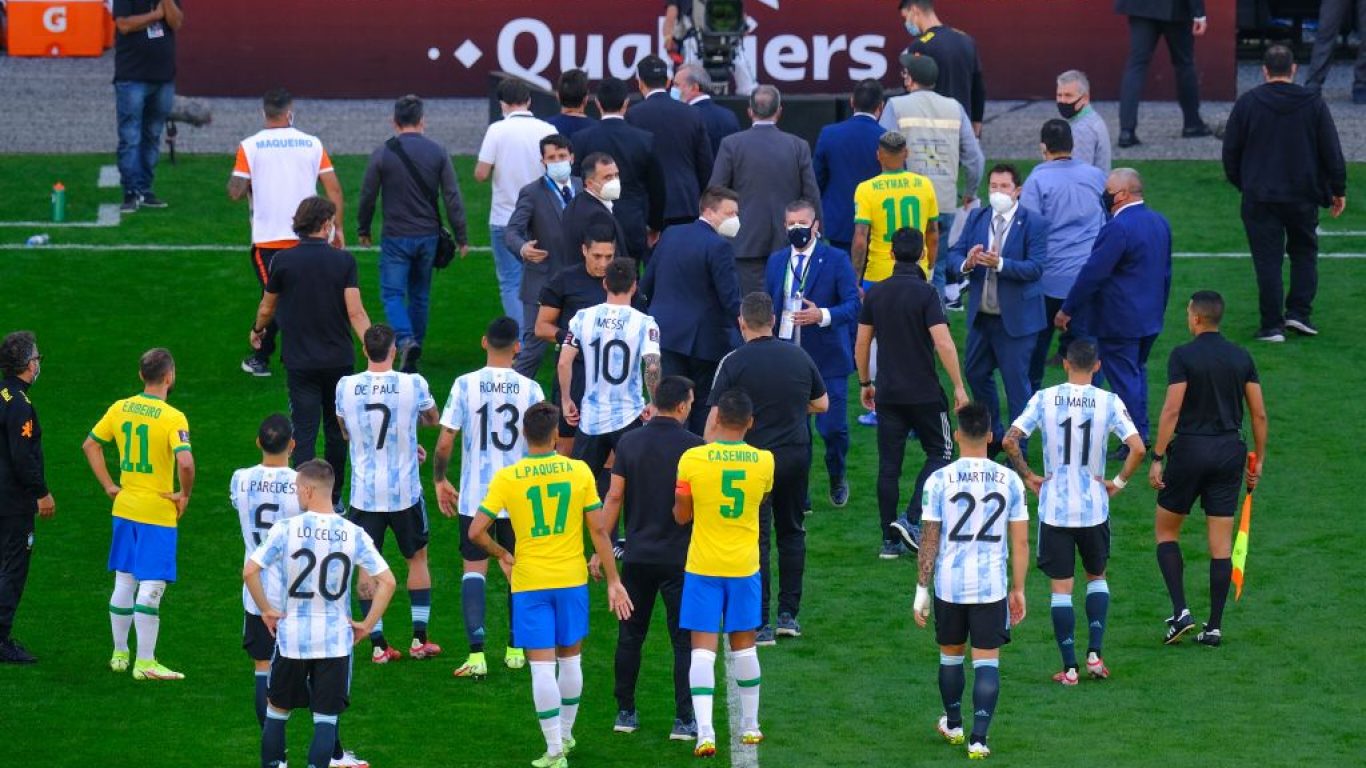 Breziya'da sağlık görevlilerinin sahaya girdiği Brezilya-Arjantin maçı ertelendi