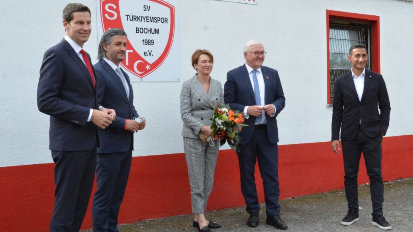 Almanya Cumhurbaşkanı Frank Walter Steienmeier Türkiyemspor kulübünü ziyaret etti