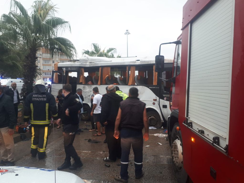 Antalya’da devrilen tur midibüsündeki 8 turist yaralandı