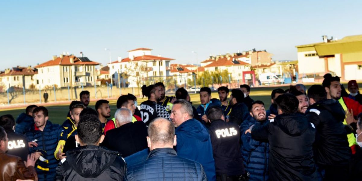 Kastamonu’da maçta çıkan kavgada belediye başkan yardımcısı ile kulüp başkanı yaralandı