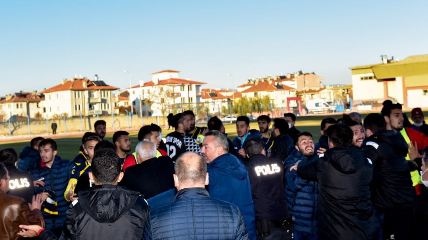 Kastamonu'da maçta çıkan kavgada belediye başkan yardımcısı ile kulüp başkanı yaralandı