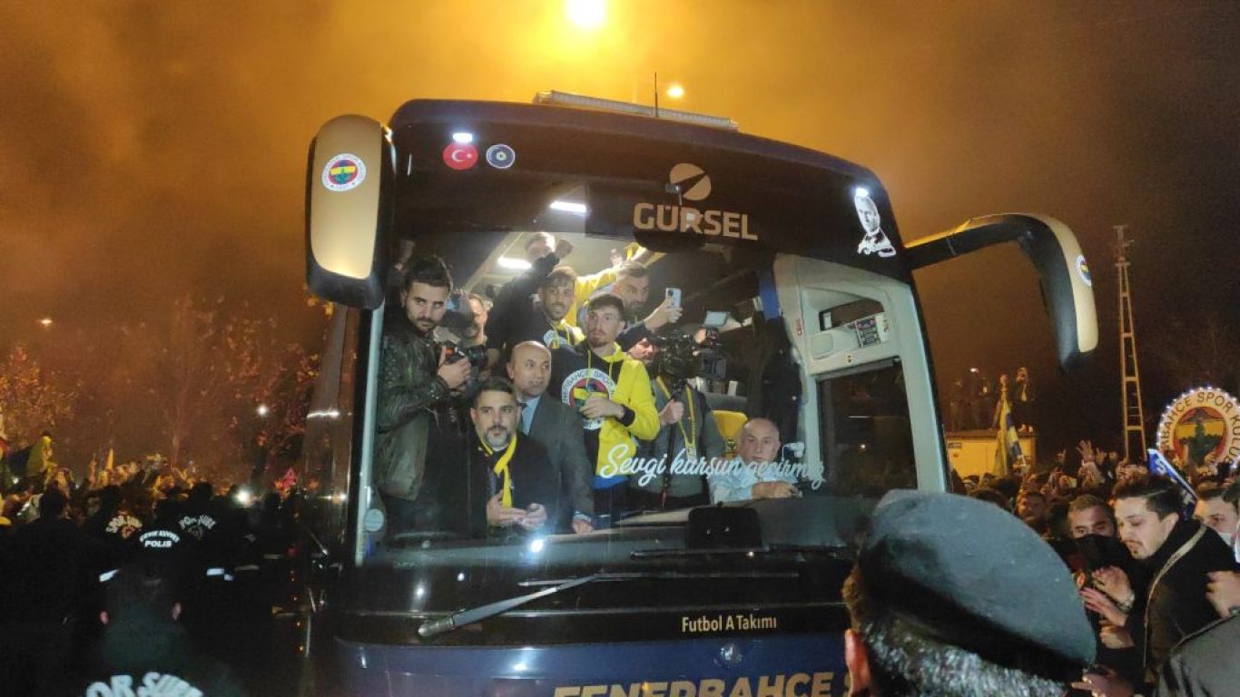 Fenerbahçe'ye Samandıra'da coşkulu karşılama