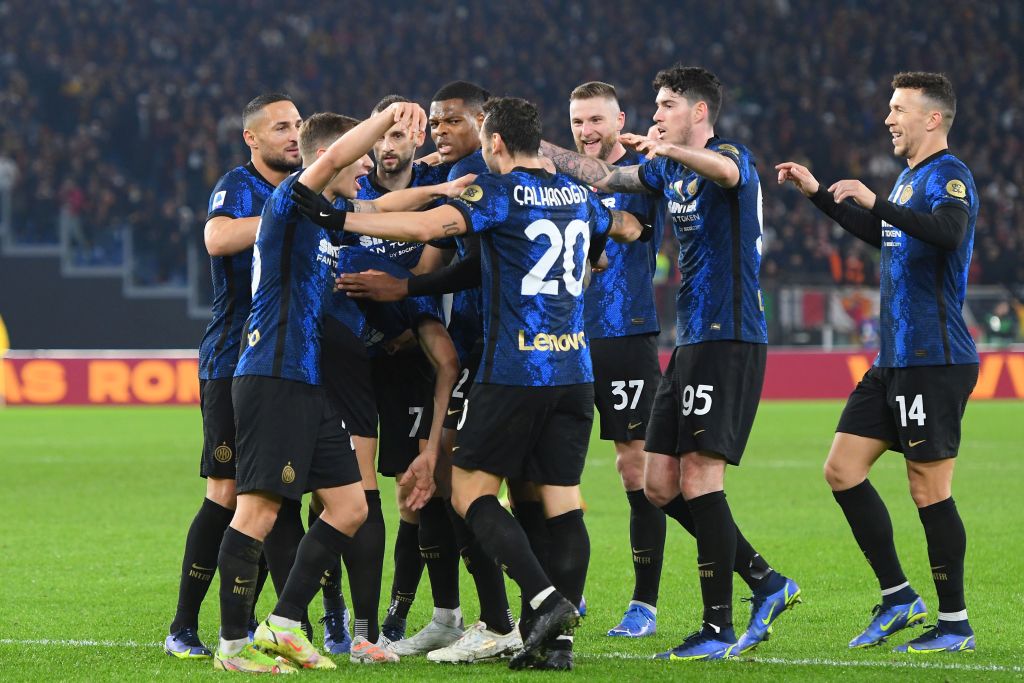 Hakan Çalhanoğlu’nun kornerden gol attığı maçta Inter, Roma’yı 3-0 yendi