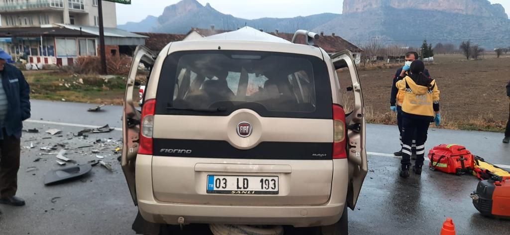 Burdur’da hafif ticari aracın kamyonla çarpışması sonucu 4 kişi öldü