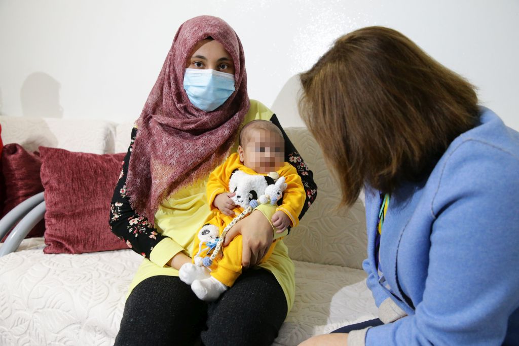 Gaziantep Büyükşehir Belediye Başkanı Şahin, babası tarafından darbedilen bebeği ziyaret etti: