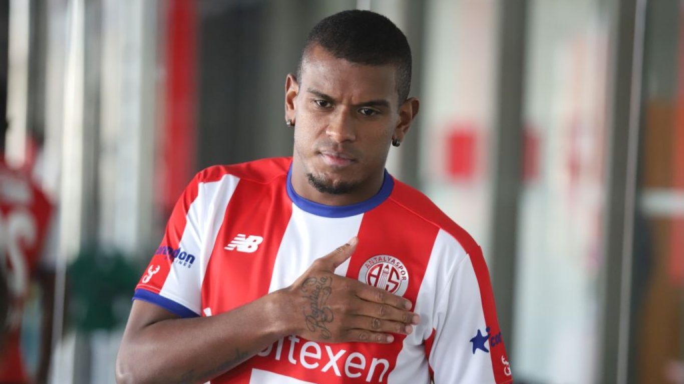 Antalyaspor, Brezilyalı futbolcu Fernando Lucas Martins'i kadrosuna kattı