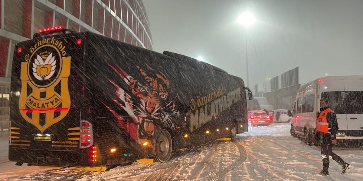 Gaziantep FK-Yeni Malatyaspor karşılaşması kar yağışı nedeniyle tatil edildi