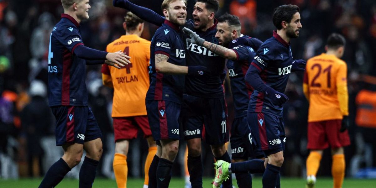 Galatasaray, lider Trabzonspor’a karşı üstünlüğünü koruyamadı