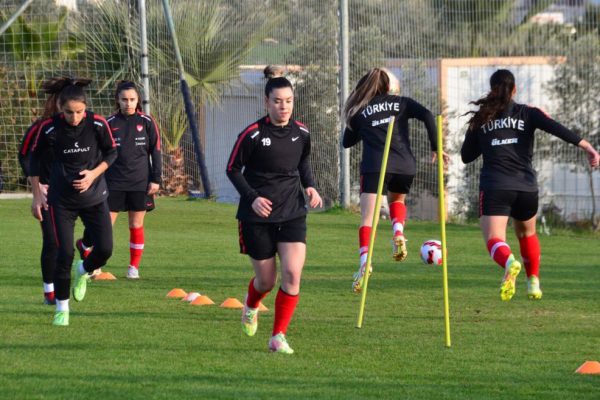 Genç kadın milli futbol takımları Antalya’da kampa girdi