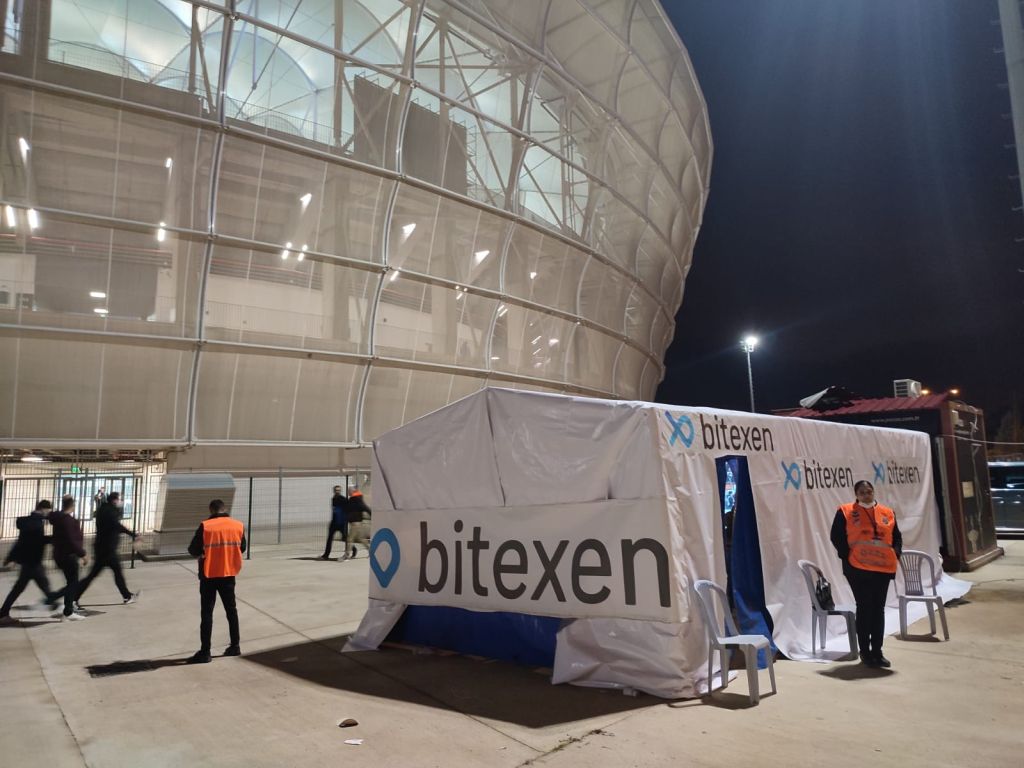 Adana Demirspor Başkanı Sancak stat otoparkında kurulan çadırda maçı izledi