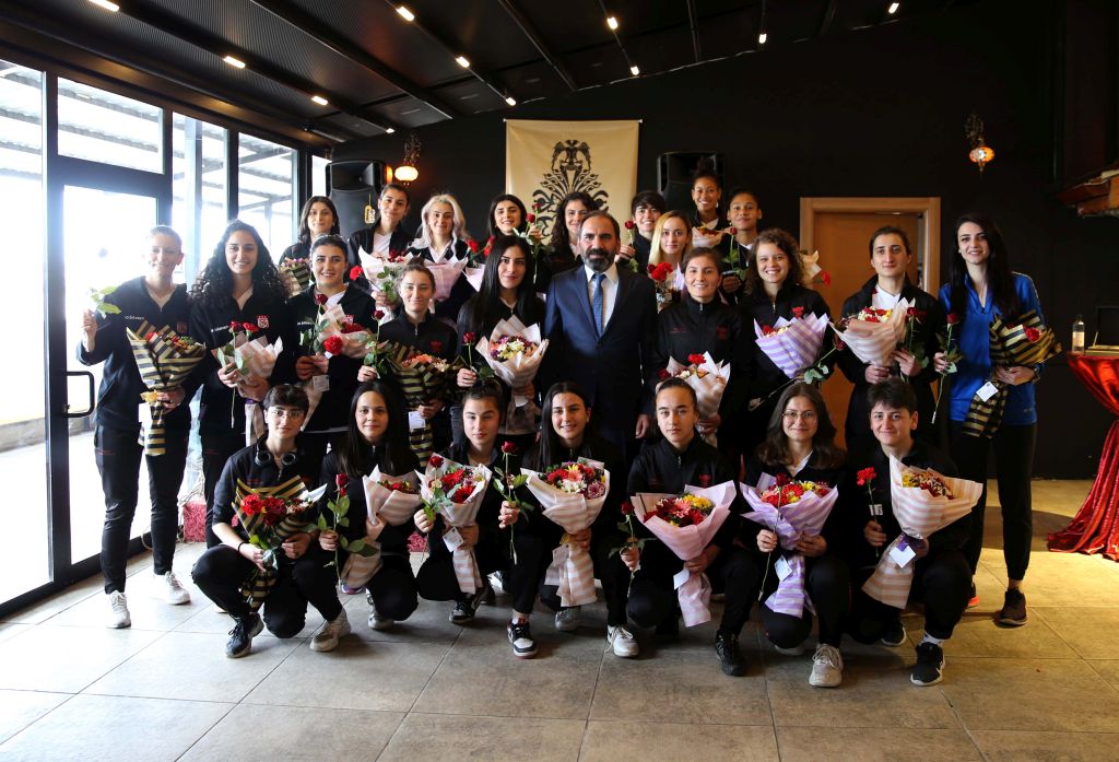 Sivasspor Kadın Futbol Takımı, Kadınlar Günü'nü kutladı Sivasspor Kadın Futbol Takımı, Kadınlar Günü’nü kutladı