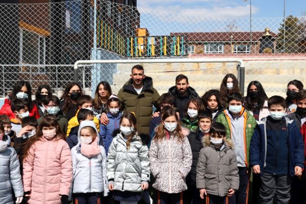 Mehmet Topal ve Şener Özbayraklı’dan sokak hayvanları için mama bağışı