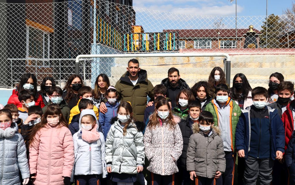 Mehmet Topal ve Şener Özbayraklı’dan sokak hayvanları için mama bağışı