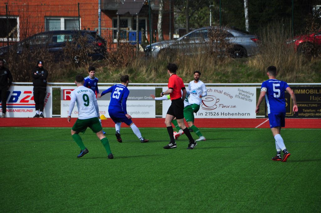 Ukrainischer FIFA-Schiedsrichter pfeift in Hamburg