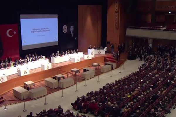 Galatasaray Kulübünde Burak Elmas yönetimi idari yönden ibra edilmedi. Galatasaray seçime gidiyor