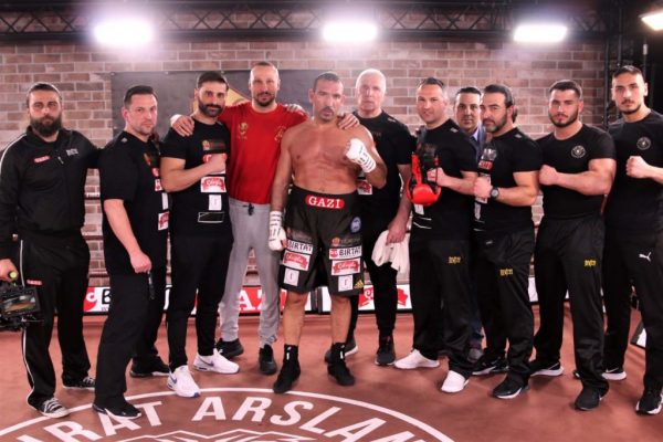 Türk boksörler Almanya’da tarih yazdı