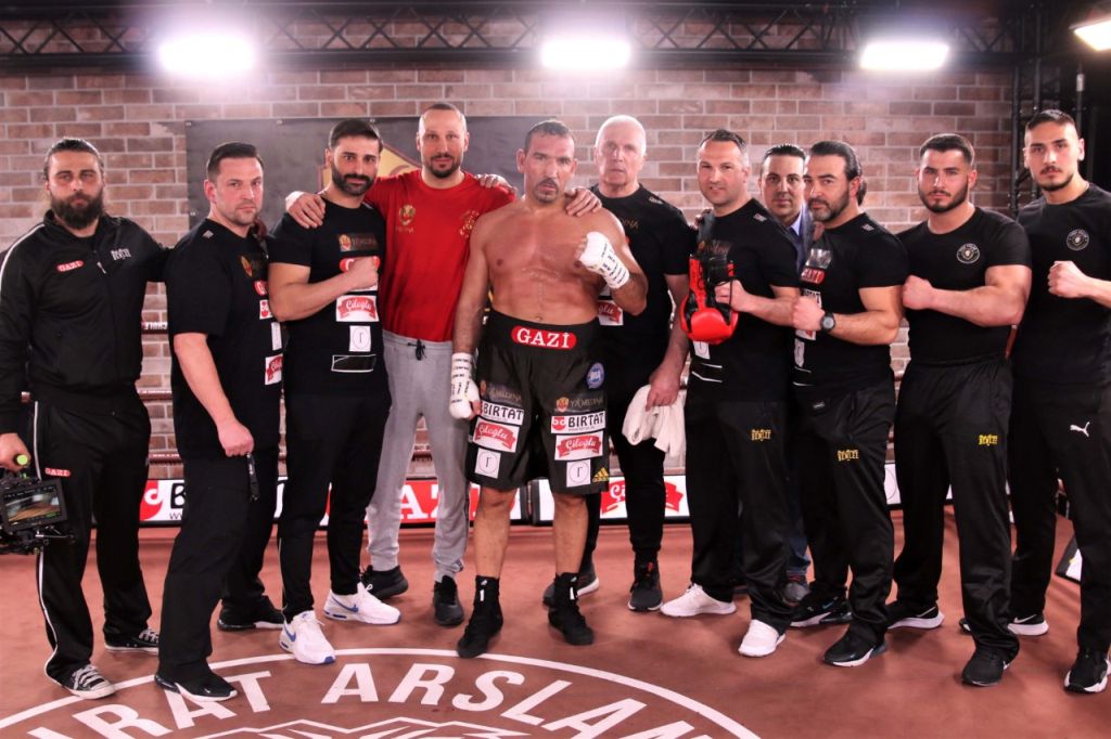 Türk boksörler Almanya’da tarih yazdı