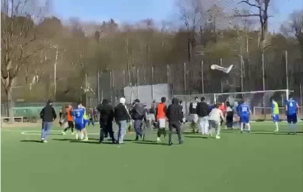 Bergedorf’da kırmızı kart sonrası saha karıştı